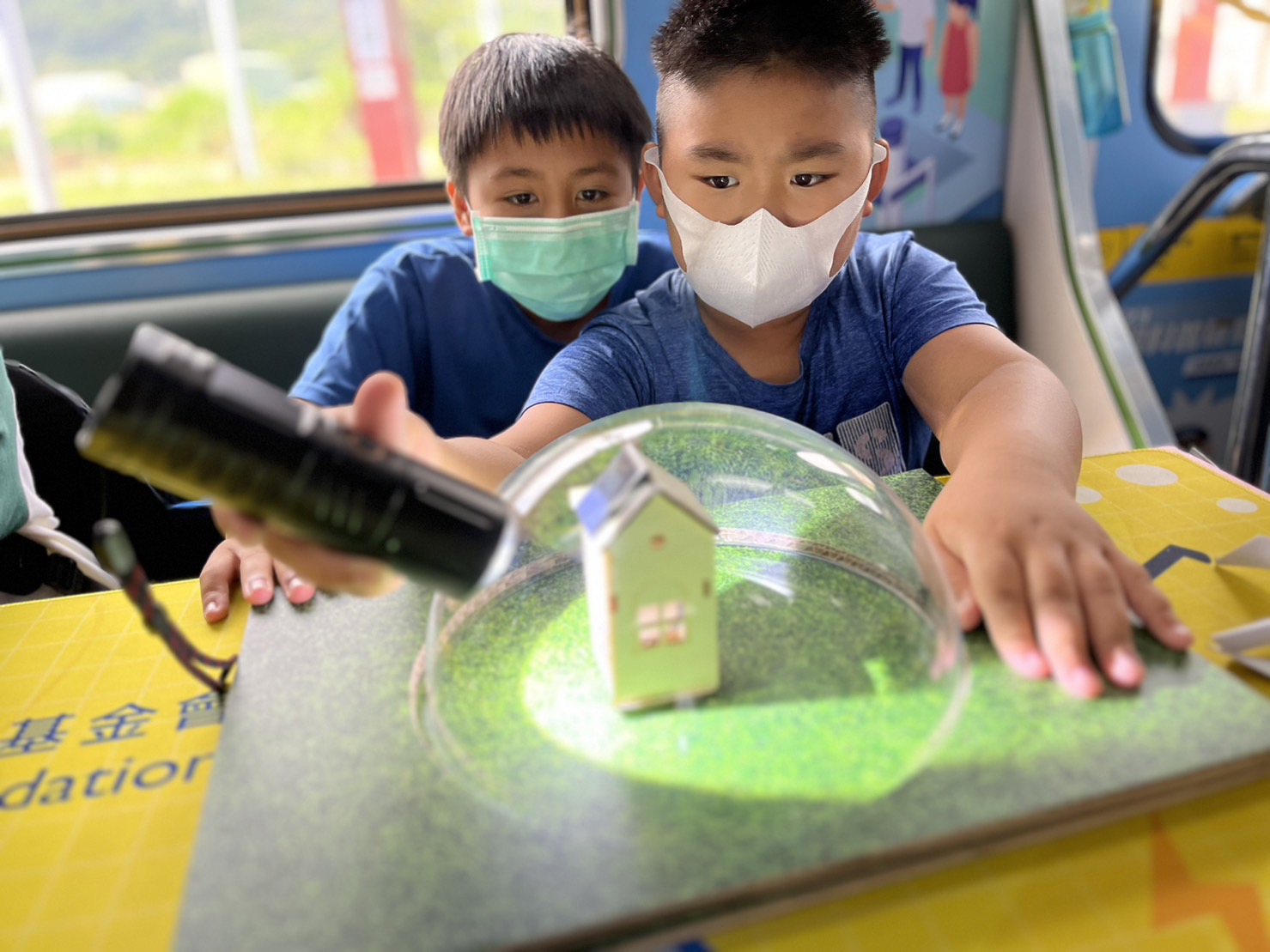 ng28南宫相信品牌力量參與基礎科學主題車廂，以STEAM教學精神，設計「逐日科學家」、「太陽能工程師」以及「淨零建築師」三大能源科普課程和實驗