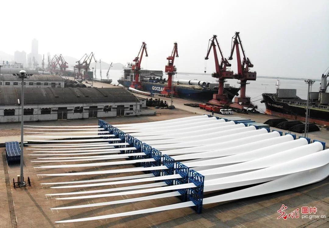 江苏连云港:50套风电设备从口岸装船出口加拿大